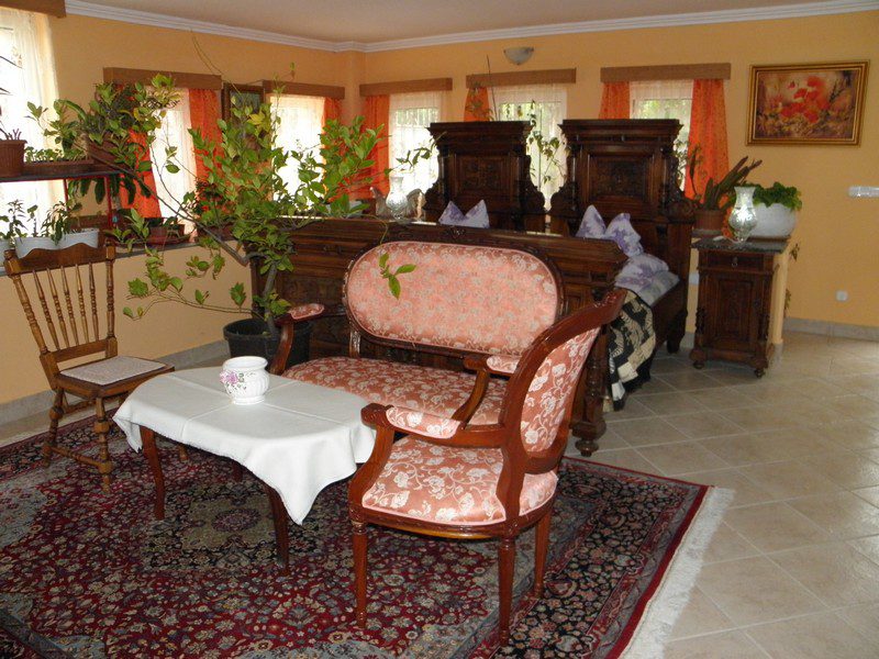 Kristály Apartman Hévíz - Panoráma apartman, fa bútorok, székek